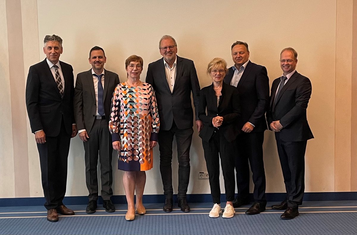 LinSusanne's tweet photo. Der Bundesvorstand des @lehrerverband, dem ich als Bundesvorsitzende des @DPhV angehöre, hat gerade Stefan Düll zum neuen Präsidenten gewählt. 

Eine sehr gute Wahl! 

1/ https://t.co/V5UBoyzFsG