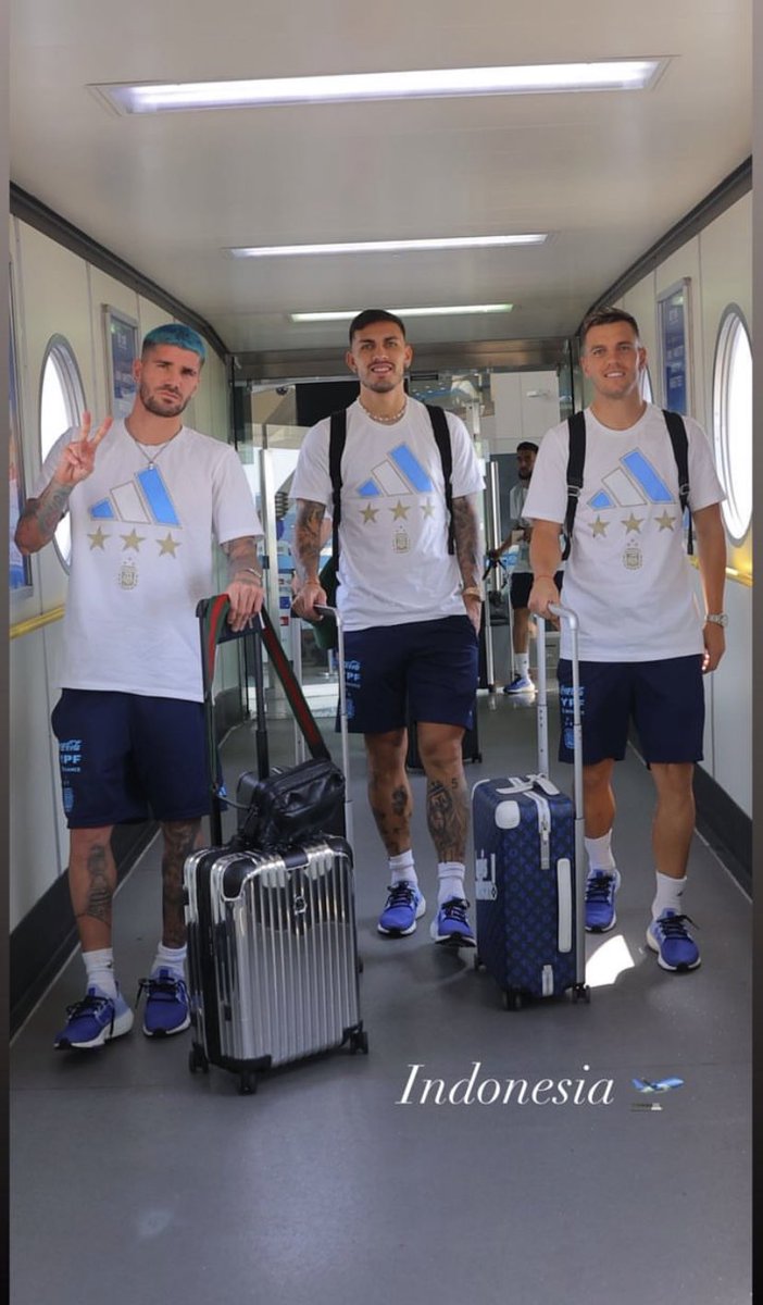 lalanacorp's tweet image. Setelah menjalani laga melawan Timnas Australia kemarin, para pemain Argentina sama-sama menunjukkan semangat mereka untuk pergi ke Indonesia melalui Instagram story. Jadi beneran ga ikut nih bang Messi? 👀 
-
#LLNCORP