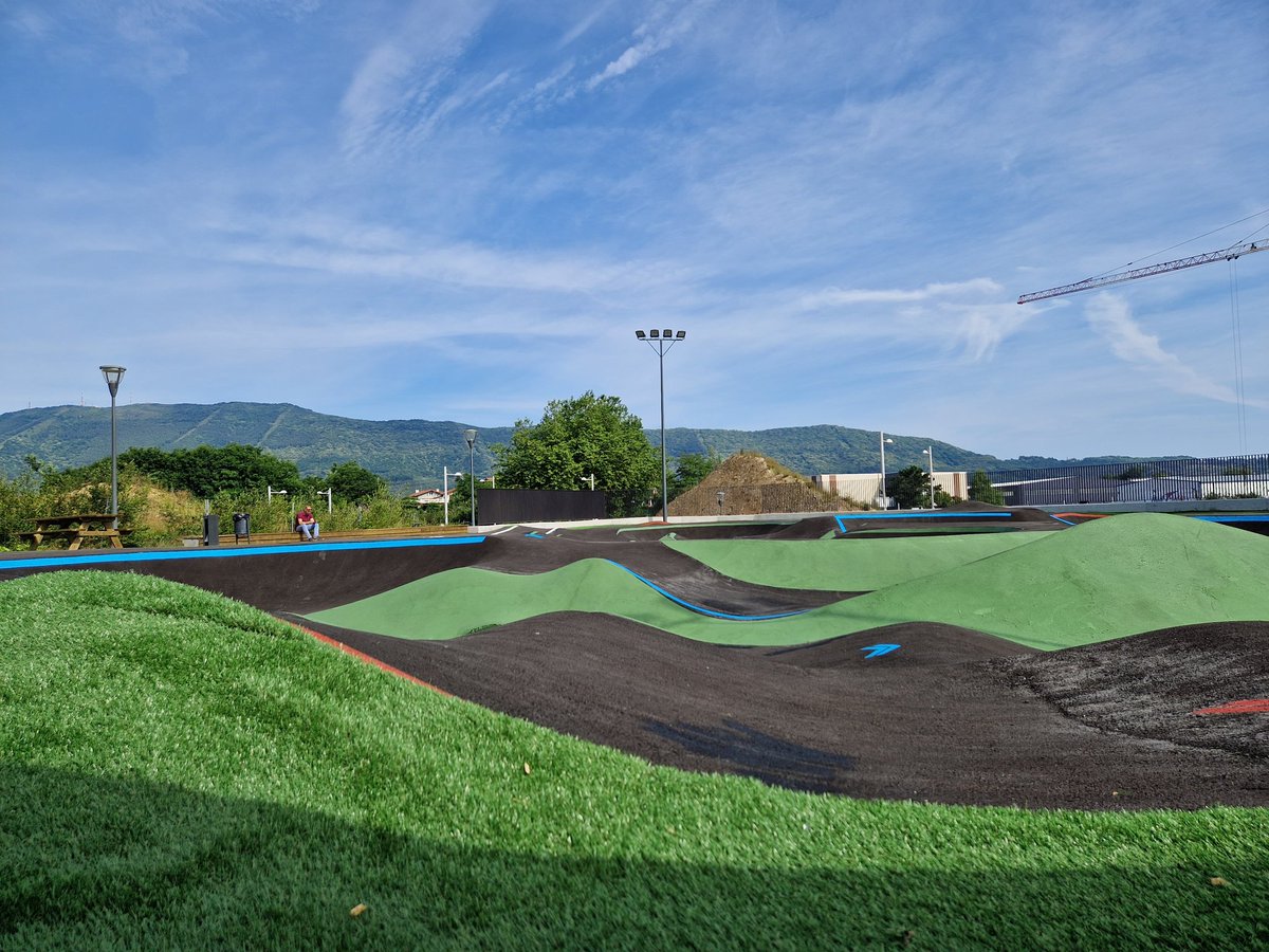 jasantano's tweet image. Abierto ( y probado) el nuevo #PumpTrack de @Irun_informa, que tiene la mayor superficie rodable de Euskadi!!

Para todos los públicos con distintos niveles de dificultad.