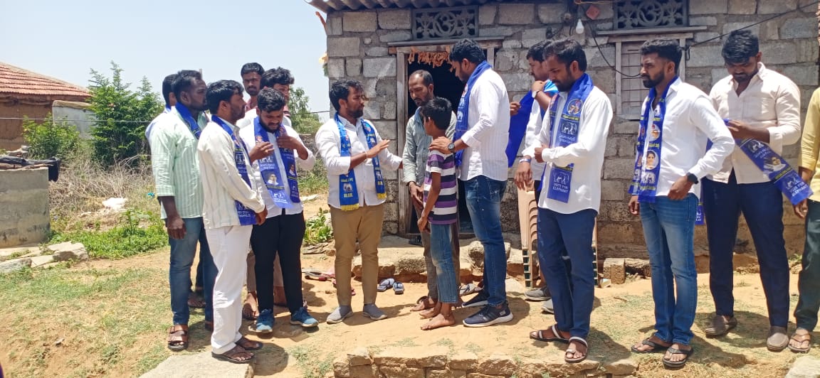 Naresh63616939's tweet photo. #BasaraIIIT  లో మరణించిన గజ్వేల్ నియోజకవర్గం తిప్పారం గ్రామానికి చెందిన విద్యార్థిని లిఖిత గౌడ్ గారి కుటుంబాన్ని పరామర్శించి వారి కుటుంబానికి న్యాయం జరిగేంతవరకు #BSP అండగా ఉంటుందని భరోసానిచ్చిన #BSP గజ్వేల్ మరియు సిద్దిపేట జిల్లా నాయకులు.

#BSP4BasarIIIT
@RSPraveenSwaero https://t.co/YXbudufgLh