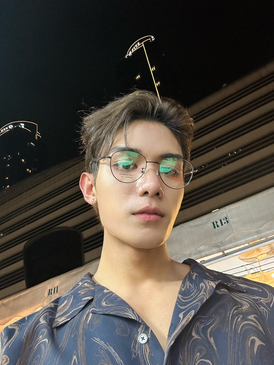 netsiraphop's tweet photo. ลองแว่นหน่อยสิ #netsiraphop https://t.co/cMxewkswRR