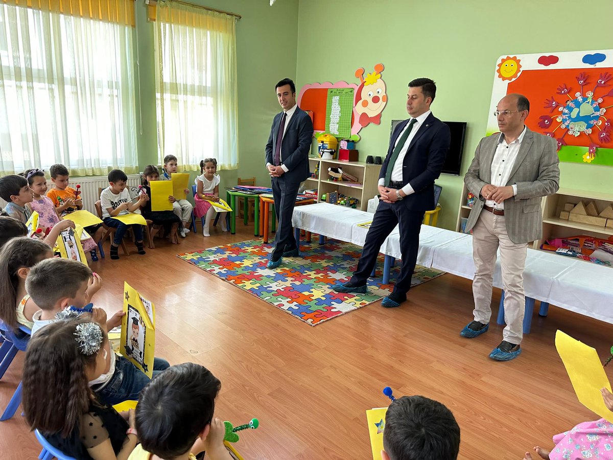 kilimlikaymakam's tweet photo. Kaymakamımız Sn. Necdet ÖZDEMİR, Kilimli Belediye Başkanı Kamil ALTUN ile birlikte Kilimli Anaokulu’ndaki 2022-2023 Eğitim Öğretim Yılı 2. dönem karne törenine katılarak, öğrencilerimizin karne sevincine ortak oldu. https://t.co/DRjQHNzsOW