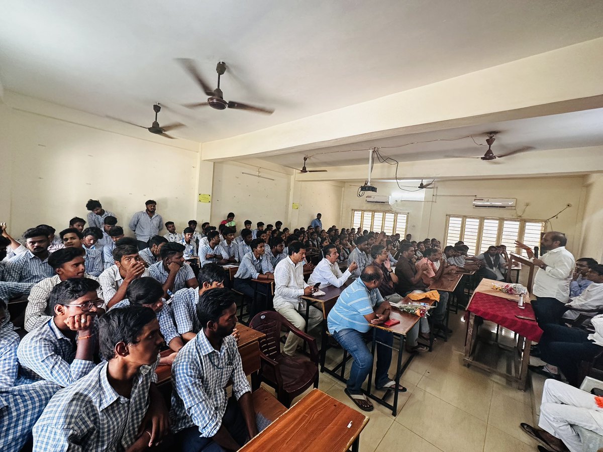satyakumar_y's tweet photo. Addressed students of PVR Degree College, Kakinada. 

Spoke in detail about the Panch Pran mantra of PM Modi ji, which will make India vishwaguru by 2047. 

In last 9 yrs, India has witnessed a drastic change. Entire world is now looking at our country with greater hope and expectations. 

Make in India is talk of the town. Transformation is unprecedented. Thanks to the dynamic leadership of PM @narendramodi Ji.