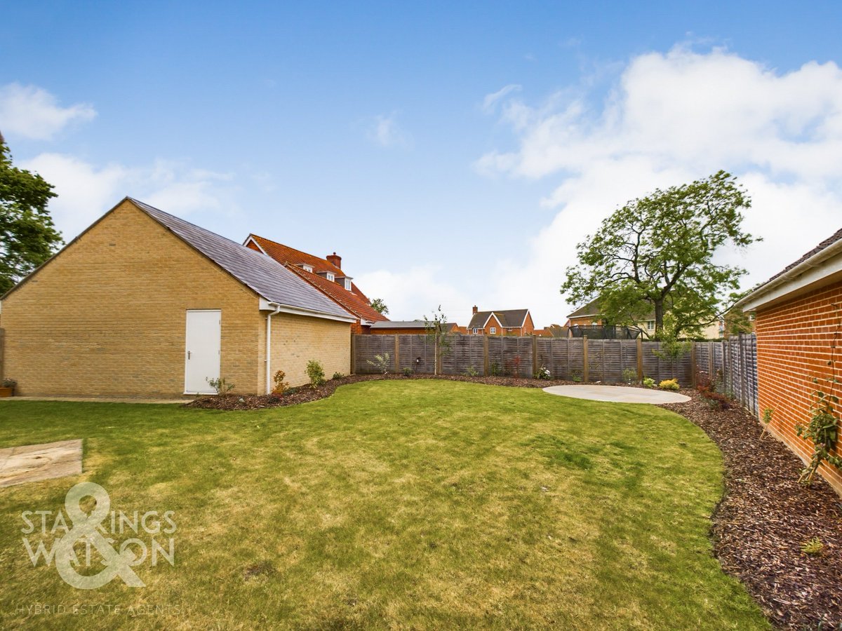 Substantial Detached Home | Tree Lined Green &amp; Leafy Outlook | Landscaped Gardens Offering Privacy | Double Garage &amp; Parking | Four Double Bedrooms

Guide Price £575,000 to £600,000
📍 Tench Close, Mulbarton
🏡 View Full Details Here: ow.ly/oKgn50OPTii