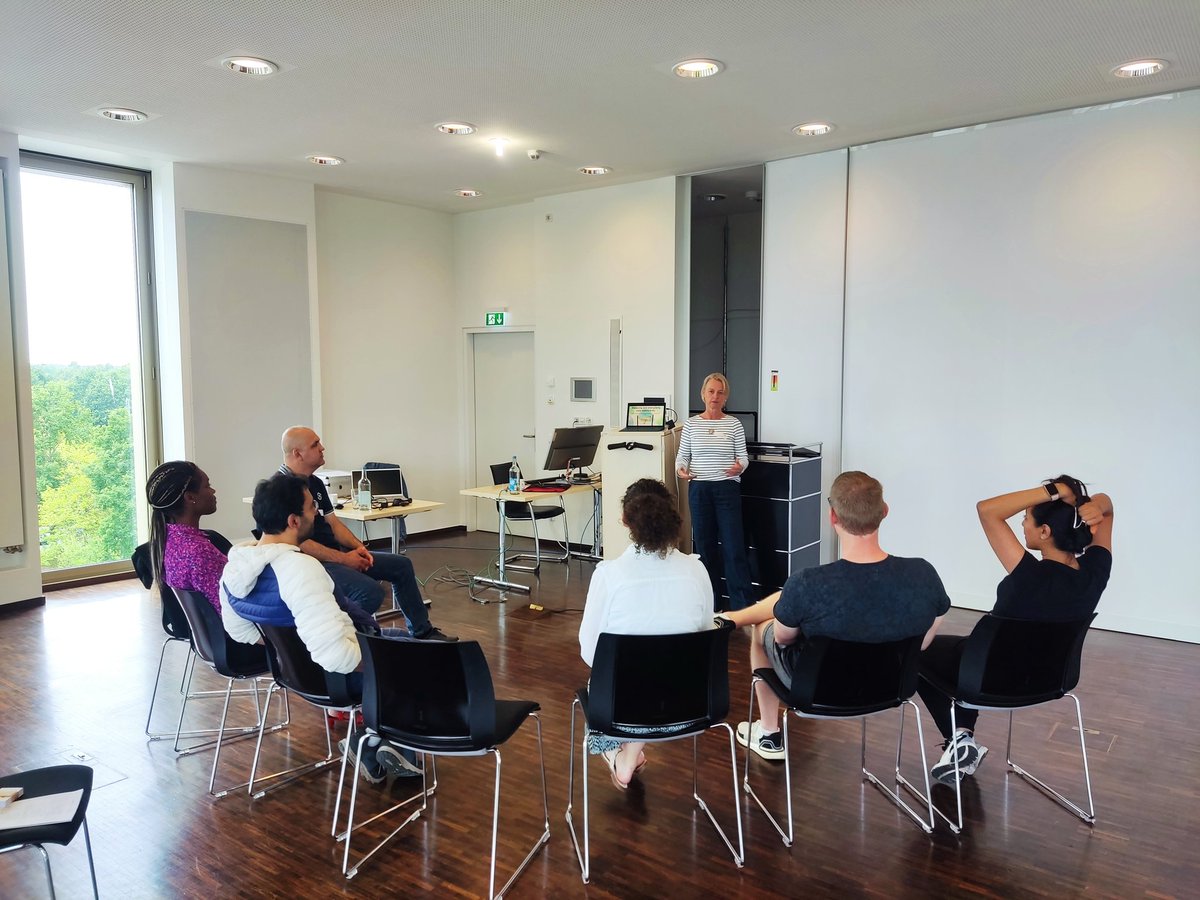 miTarget (@dfg_mitarget) on Twitter photo Time to relaxing and energising our entire body with <a href="/da_tenna/">Dr. Martina Tenna Dahl</a> 🧘🧘♀️🧘♂️ #miTargetKiel Time to relaxing and energising our entire body with <a href="/da_tenna/">Dr. Martina Tenna Dahl</a> 🧘🧘♀️🧘♂️ #miTargetKiel