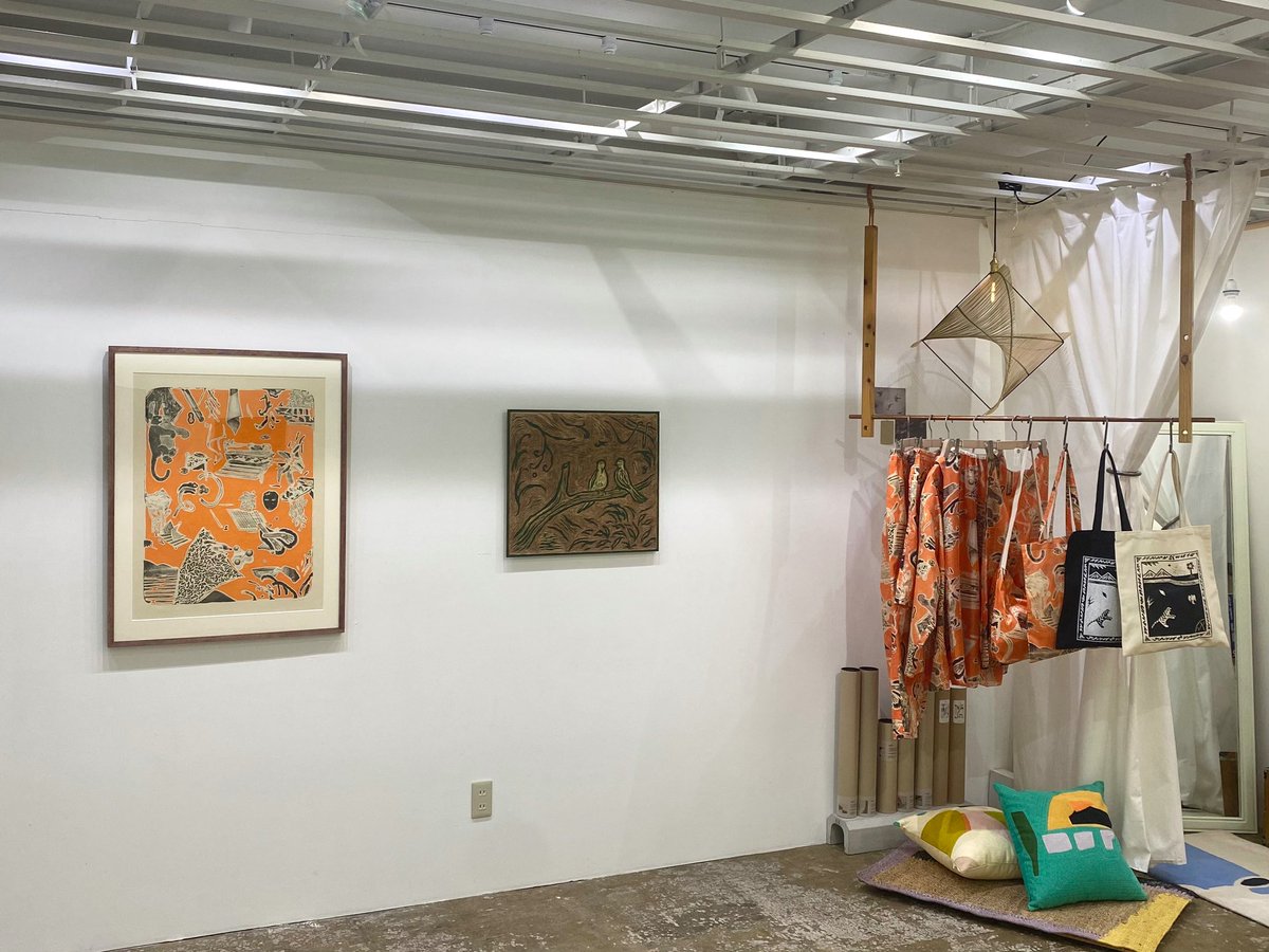 代々木上原での個展、会期折り返しです。明日、土曜日昼頃から在廊予定です。
個展では作品の他に展示場所を運営するショップと一緒に作った衣類などのグッズもあります。
お時間ありましたらぜひよろしくお願いします。今月25日まで。