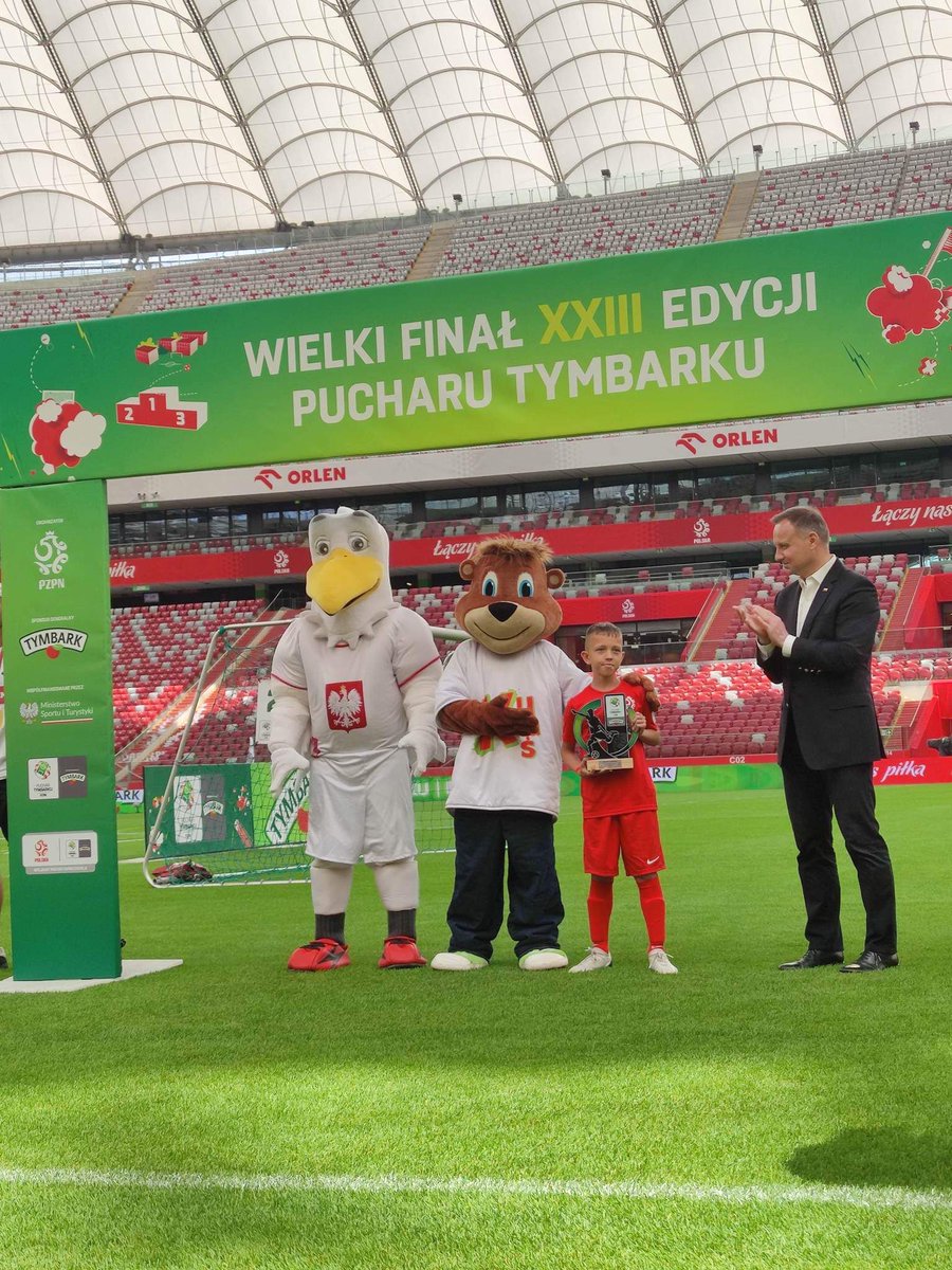 W czwartek napisałem, że naprawdę dobry jest chłopak z numerem 5 ze Szkoły Marcina Gortata. A dzisiaj właśnie on, Maksymilian Linder, został wybrany MVP #PucharTymbarku 💪💪💪