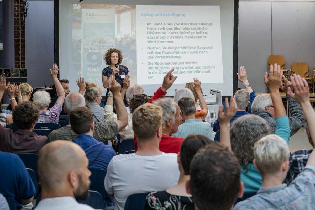 zebralog's tweet photo. Neues zur Kieler Stadtbahn – Letzte Woche haben wir eine Planungswerkstatt durchgeführt. Bei der Veranstaltung diskutierten die Teilnehmenden verschiedene Planungsvarianten. ,,Die Diskussionen sind weiterhin sehr konstruktiv!" berichtet unsere Kollegin Jule.
📸 © Frank Peter https://t.co/Ba9RBH0WdQ