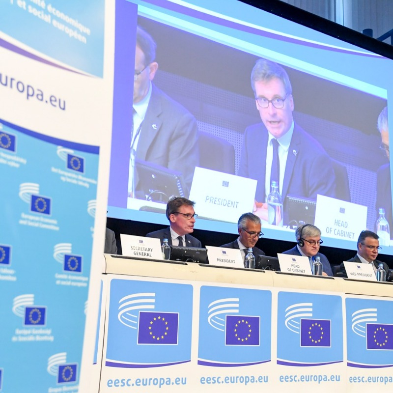 EU_EESC's tweet photo. June #EESCplenary recommendations.↓

💡 #ElectrictyMarket
Proposal for the "E-facility" system.

⚖️ #SocialProgressProtocol
Equal rules allowing workers &amp; companies to operate in all the EU.

✨ #ForYouthRights
Consult youth opinions &amp; ensure their equal treatment in employment.