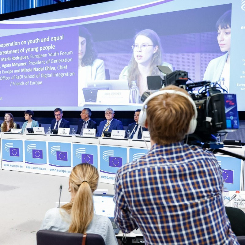 EU_EESC's tweet photo. June #EESCplenary recommendations.↓

💡 #ElectrictyMarket
Proposal for the "E-facility" system.

⚖️ #SocialProgressProtocol
Equal rules allowing workers &amp; companies to operate in all the EU.

✨ #ForYouthRights
Consult youth opinions &amp; ensure their equal treatment in employment.