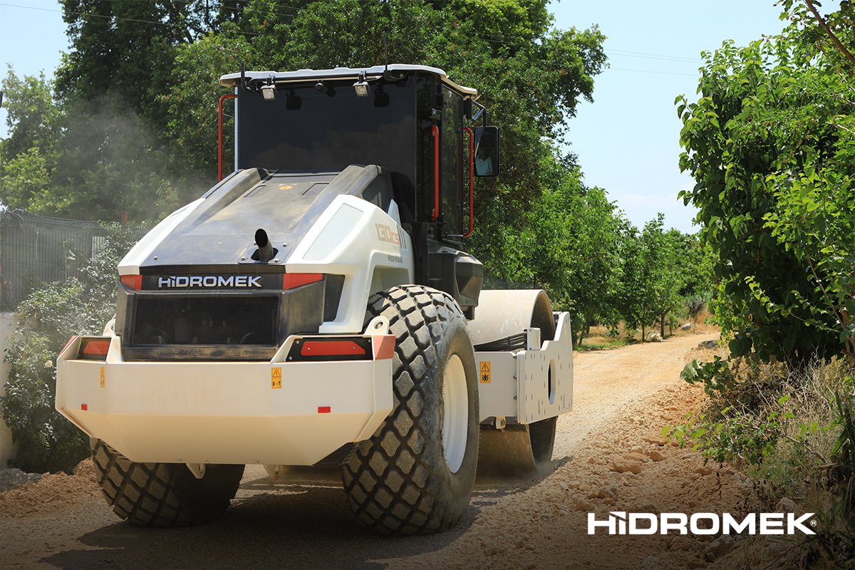 HMK 130 CS toprak silindirleri, üstün sıkıştırma performansı ile zorlu işlerin üstesinden kolaylıkla gelir!
.
HMK 130 CS soil compactors overcome hard work with superior compression performance!