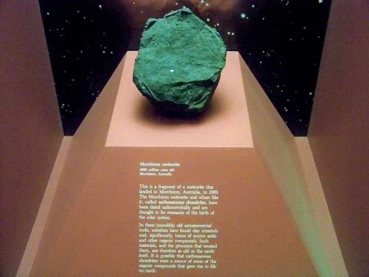 diletante36's tweet photo. O meteorito Murchison caiu na Austrália em 1969. A bola de fogo foi vista por inúmeras pessoas de diferentes locais. Após ser coletado, inúmeras partes foram enviadas para museus e pesquisadores pelo mundo. 

É provavelmente o objeto mais velho na terra, já que um estudo de 2020 apontou que possui 7 bilhões de anos, sendo mais velho que a própria terra. Pertence ao grupo dos meteoritos que contém partículas de aminoácidos, os componentes químicos do DNA. 

Este, está localizado no National Museum of Natural History, em Washington nos EUA.