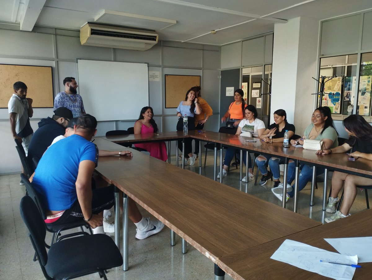 FAGIC1's tweet image. Avui la Indira, una jove gitana, ens ha visitat al curs de Paqueteria i Missatgeria finançat per la @CambraBCN  per parlar de la seva experiencia #pice #inserciolaboral