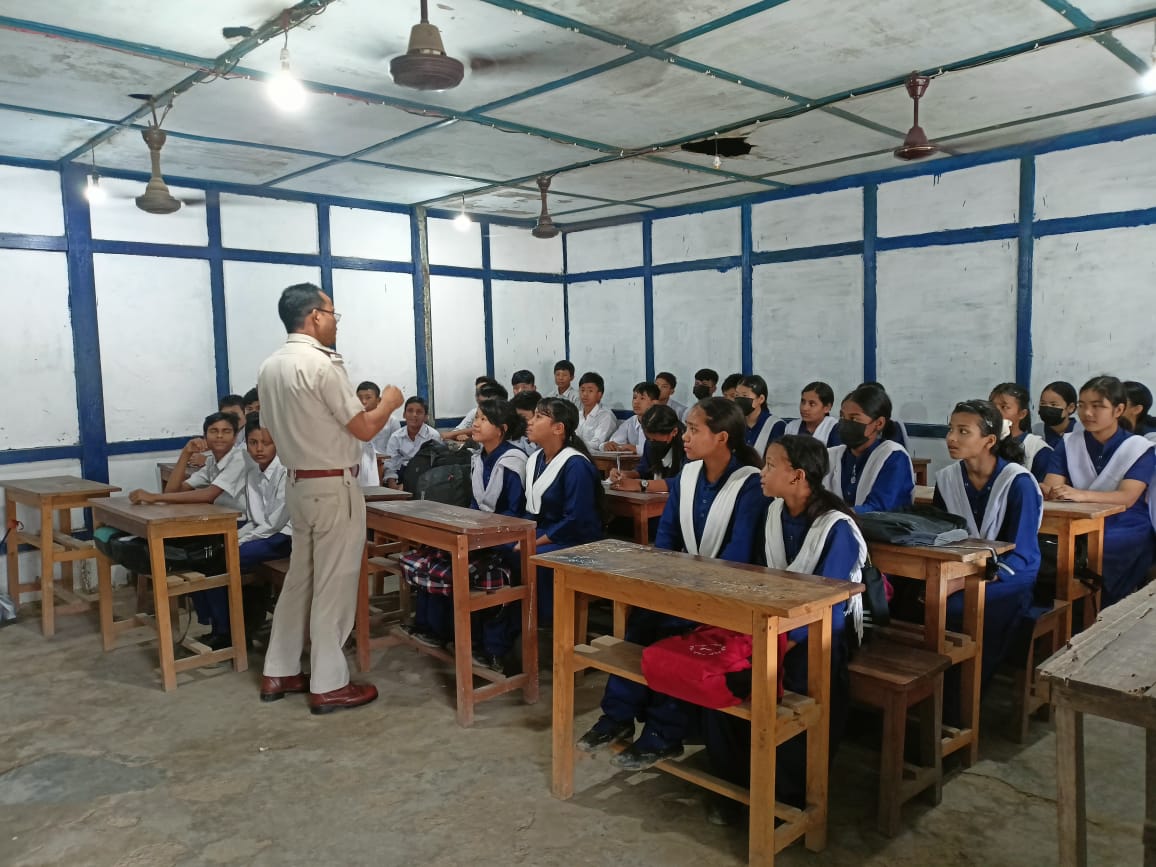 SpAalo's tweet photo. On the occasion of this International Day Against Drug Abuse, West Siang Police is conducting a drug awareness campaign in several govt. schools throughout the district.
@dgparunachal @arunachalpolice @aalonews @mplnews  @ArunachalNews @Arunachalmirror @arunbhoomi @eastnews https://t.co/sIGLhMaofq