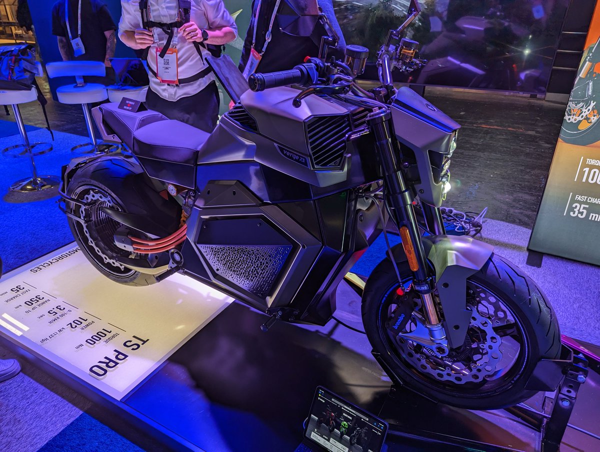 JournalDuGeek's tweet photo. La #VergeTS est une moto électrique au look futuriste avec un grand écran devant ! La bête passe du 0 au 100 km/h en 3.5s, une autonomie de 350km avec fast charge en 35 min ! 🏍️ #VivaTech https://t.co/4mSYzQOLBF