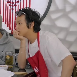 “ เฮียอันนี้คืออะไรคะ ”
“ น้ำเต้าหู้กับปาท่องโก๋เอาไปกินที่ทำงานสิ ”
“ ขอบคุณค่ะ ”