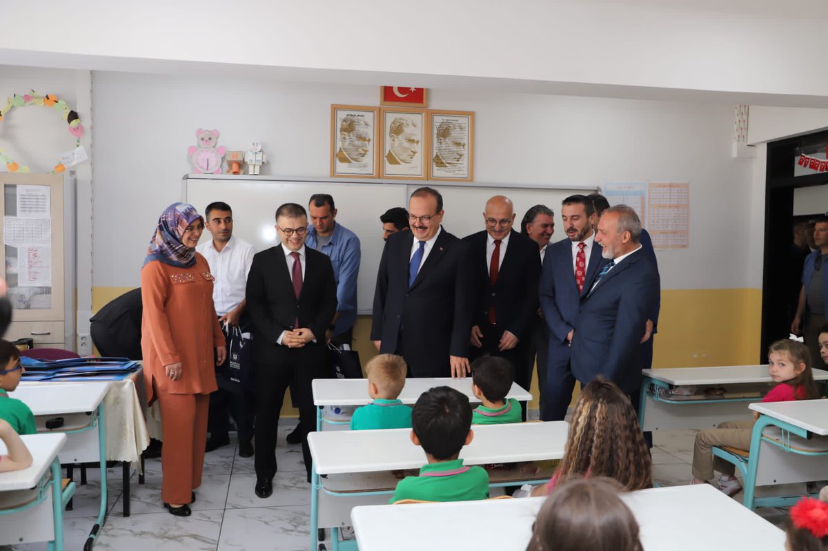 🎈Bursa Valisi Yakup Canbolat, Bursa Büyükşehir Belediye Başkanı Alinur Aktaş ve İl Milli Eğitim Müdürümüz Seyit Ali Büyük, Kestel Cumhuriyet İlkokulunda öğrencilerimizin karne heyecanına ortak oldu.

<a href="/tcmeb/">Millî Eğitim Bakanlığı</a> <a href="/Yusuf__Tekin/">Yusuf Tekin</a> <a href="/BursaValiligi/">T.C. Bursa Valiliği</a> <a href="/SeyitAliBuyuk/">Seyit Ali Büyük</a> #bursamem