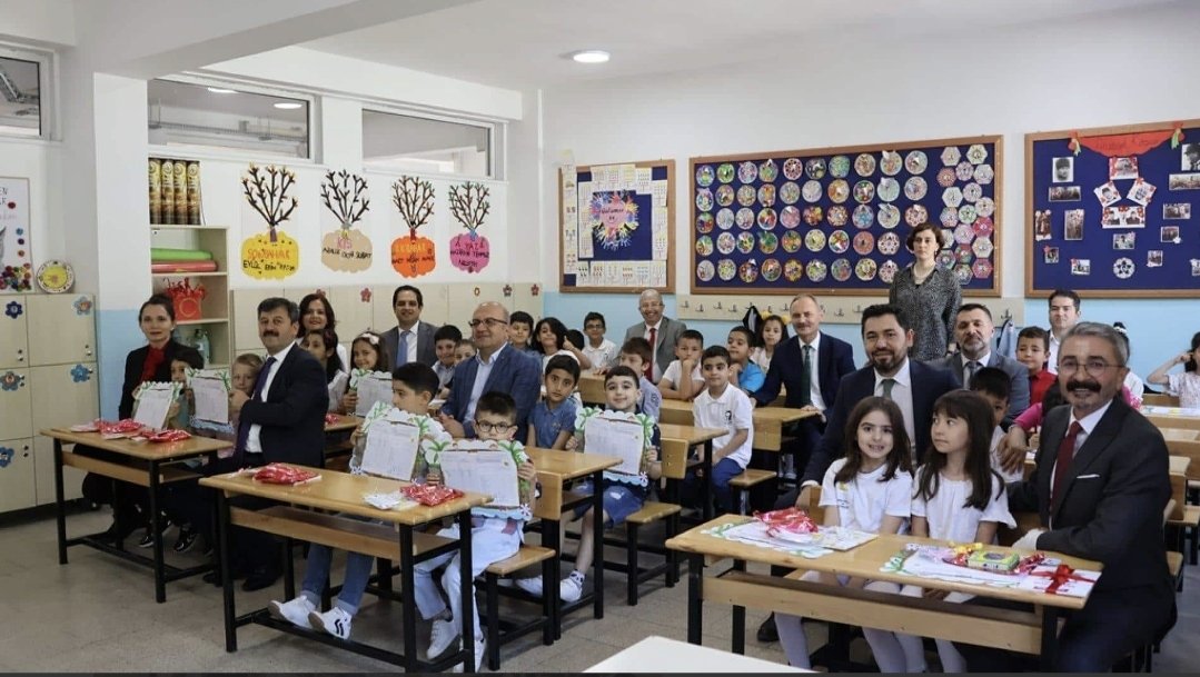 MESUTUYAR19's tweet photo. 📌Karne Sevinci👏👏👏

İzzet Latif Aras İlköğretim okulumuzda geleceğimizin teminatı olan öğrencilerimize  karnelerini vererek, sevinçlerine ortak olduk.

Öğrencilerimizi, ailelerini ve öğretmenlerimizi başarılı bir yılı daha geride bıraktıkları için tebrik ettik. https://t.co/aJRyHS8qv9
