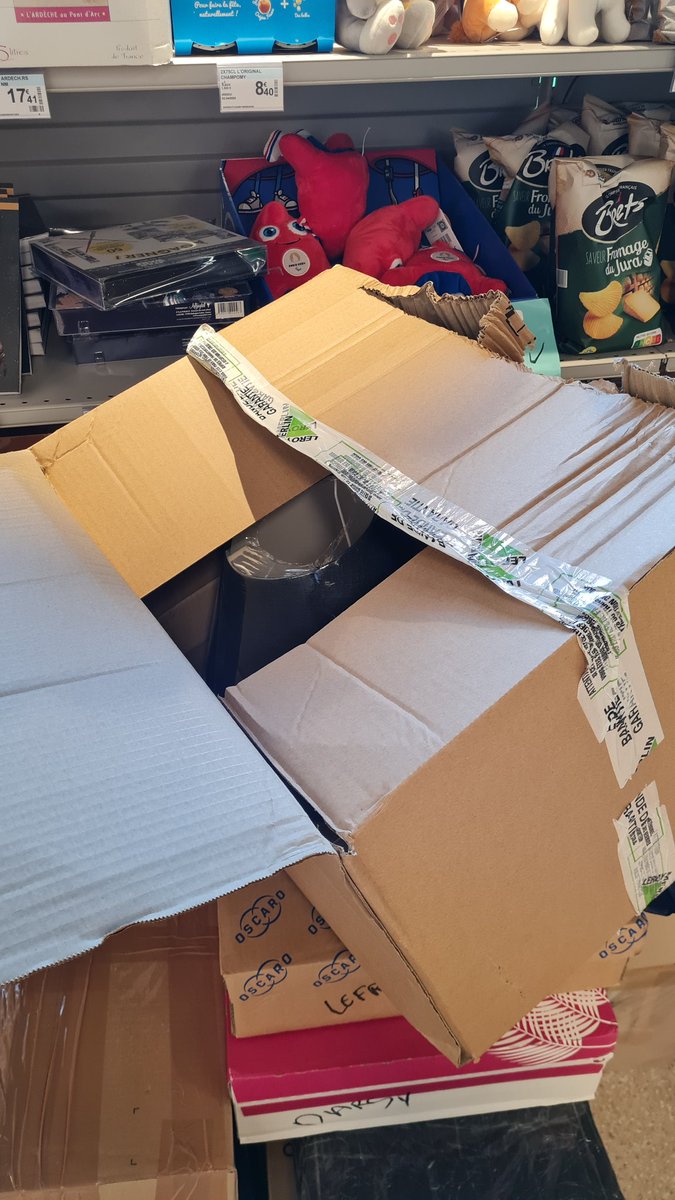 NGosselin14's tweet photo. Salut @leroymerlinfr, y a un mec chez @mondialrelay qui ne vous aime pas. Un conseil : renforcez un peu vos cartons, surtout dedans, et évitez de mettre un seul bout de Scotch... 
Ps : l'abat-jour va bien. Miracle. https://t.co/X0si9992CB