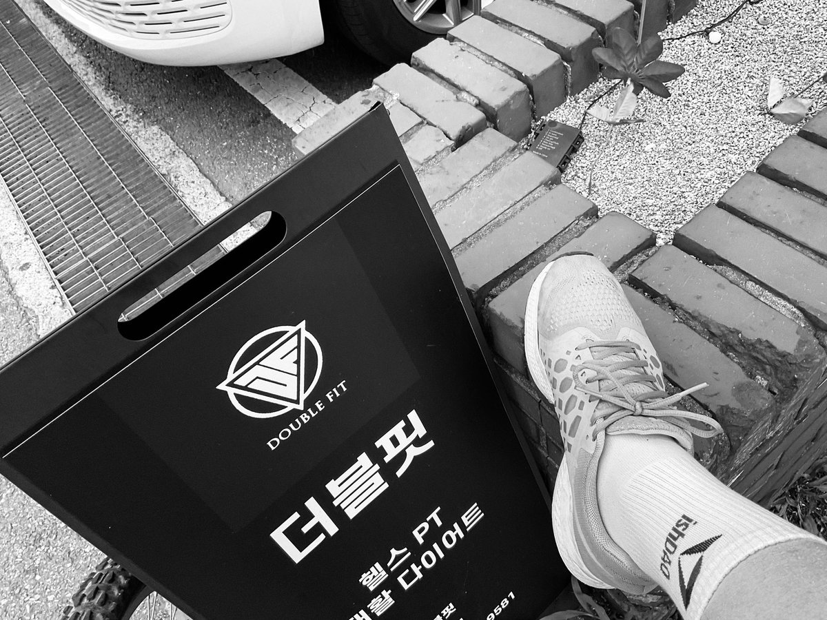 AdamsuMus's tweet photo. 약속은 지킵니쉬DAO🤙
이거이거 핏이 잘 맞는걸🧦
아이패드 뒷면 #ishDAO 스티커✌️
반짝반짝 빛나는 이쉬다오 Go for it 💍

#이쉬다오 #시그니처커피로 #보석바라떼 #만들어드릴께요 https://t.co/gD4QL4L4zJ