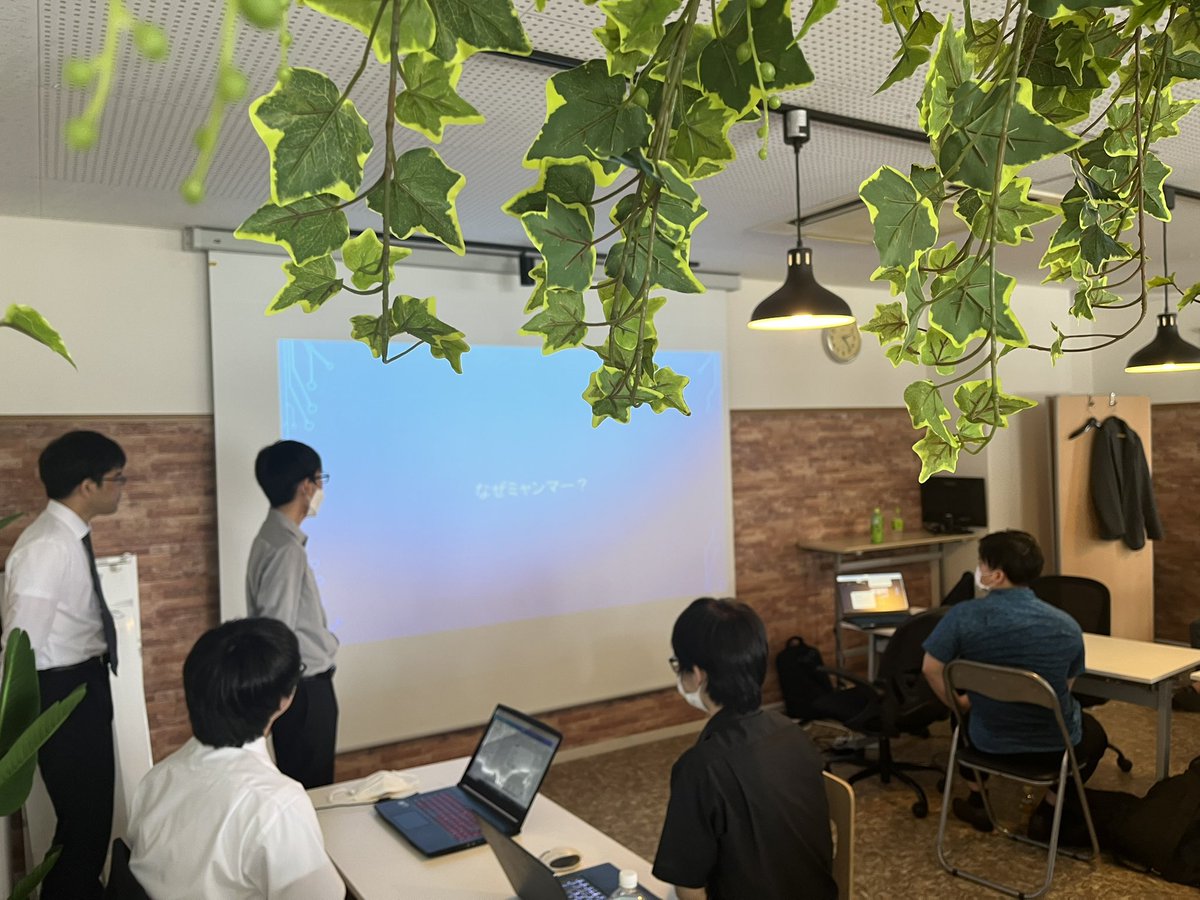 今日は #帰社日 でした♪

みんなで改めて会社のことを知ろうということで、#24卒 向け会社説明会資料を作って発表してもらいました！

#エイブリッジ 
#企業公式がお疲れ様を言い合う 
#就職
#転職