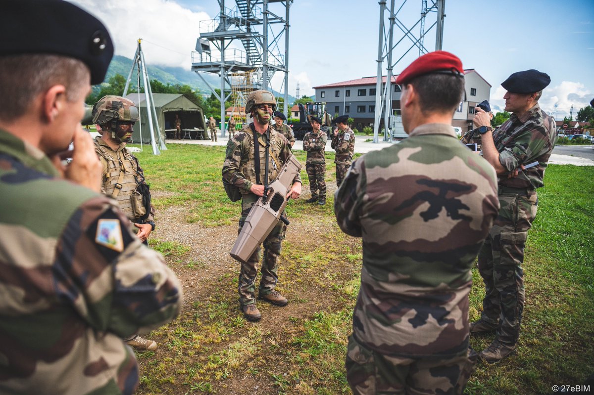 CommandementFOT's tweet image. 🏔️ Mercredi 14 juin, le GCA TOUJOUSE effectuait une visite de commandement à l'état-major de la @27bim.
Retour en 📷 (crédits 27°BIM) sur cette visite du #ComFT à Varces, à la veille de la Saint-Bernard.
@armeeszne @ArmeeszoneNord @Defense_Sud_Est @armeedeterre @1reDivision
