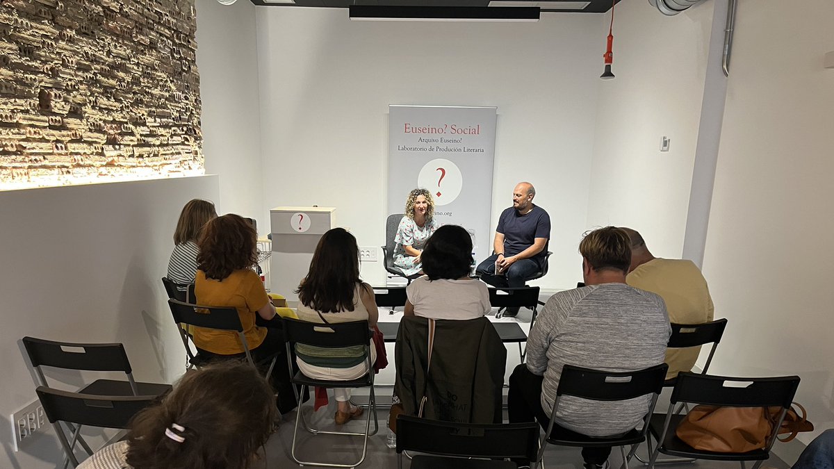 Faro de Vigo recolle hoxe a noticia da presentación do poemario
“alimentar canarios con ovos da casa” (Espiral Maior), de Anxo Mena. Na foto,
Carlos Lema con <a href="/helena_ocampo/">Helena Ocampo</a>  e mais o autor ( <a href="/anxomena/">o Anxo Mena</a> ).

farodevigo.es/vida-y-estilo/…