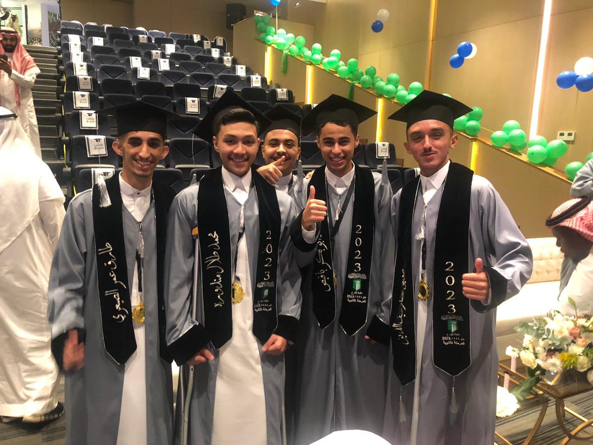 حفل تخرج ابني محمد طلال مندوره من ثانوية فقيه 1444 الثاني من اليسار,