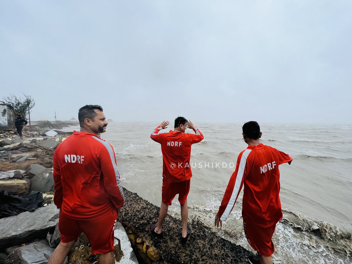 Exclusive Pictures 📸

From #CycloneBiparjoy Landfall Area #Kutch

@NDRFHQ has always led from the front, displayed high level of dedication & commitment, fulfilling their motto 'आपदा सेवा सदैव सर्वत्र' 🇮🇳🌊

#CycloneBiparjoy