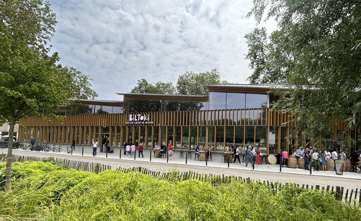JM_Verchere's tweet photo. Une belle ouverture des Halles Cœur de Maine #Biltoki @Angers. Elles s'insèrent bien dans l’espace à vivre offert aux Angevins qui va de la promenade Jean Turc à la Place Molière remaniée avec le #tramway. Profitons des moments gourmands qui nous sont désormais offerts https://t.co/GJyFnMqmut