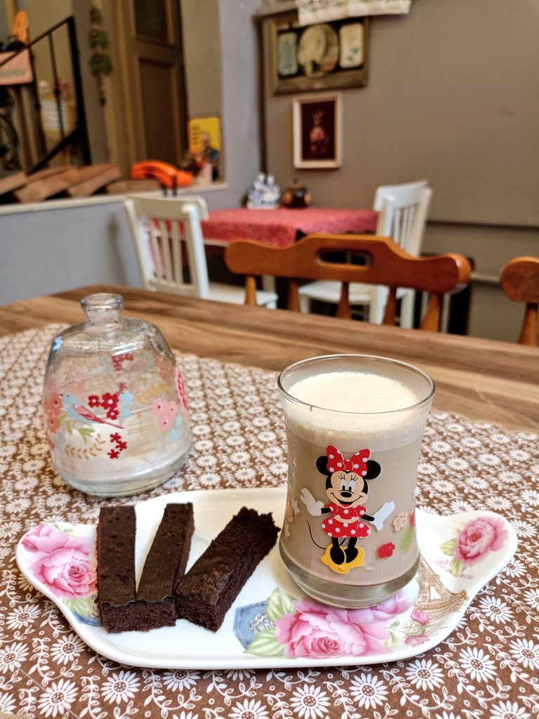 Benim Minnie Mouse hallerimi gören tatlı Zerdali'min Iced Latte yapıp getirmesi peki😍🥰🤍