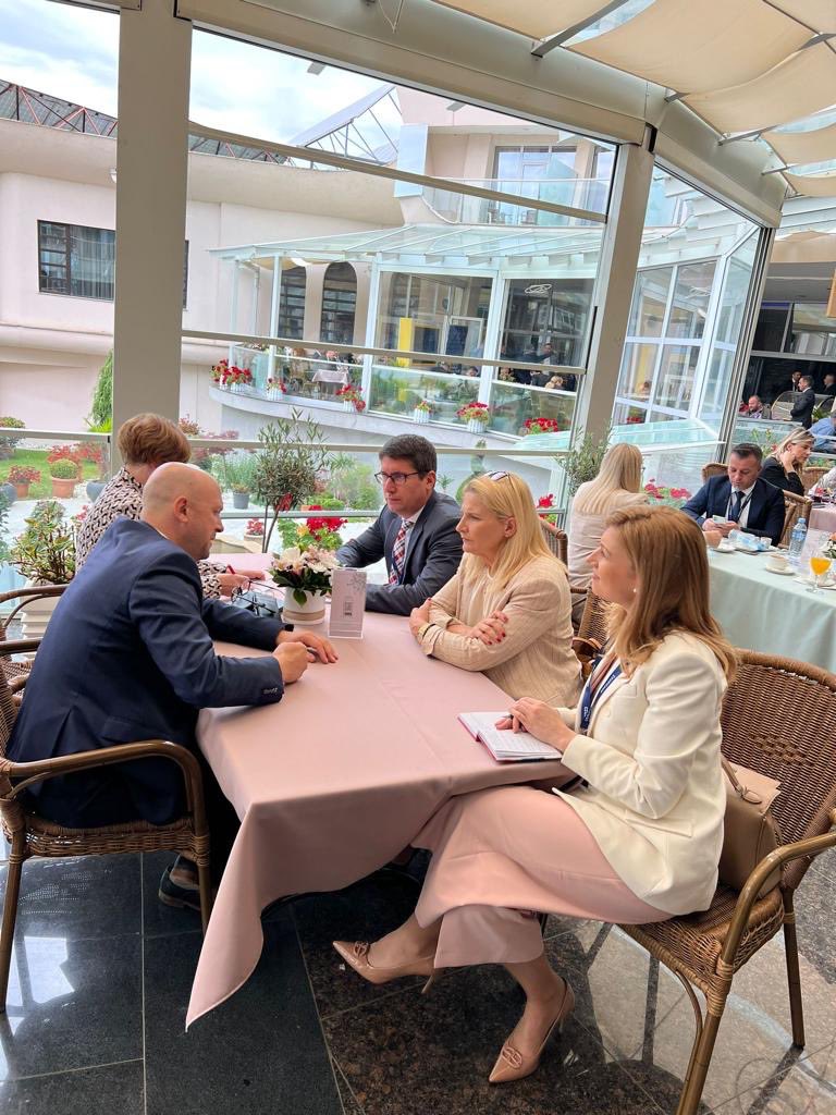 Ministarstvo za EI tweet media