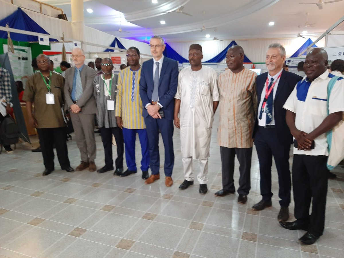 La 2ème journée des #InnovationsAgricoles au #BurkinaFaso de l’initiative #DeSIRA a été ouverte par les allocutions de l’Union Européenne, du Ministère de l’Enseignement Supérieur de la Recherche, du Ministère de l’Agriculture de l’Hydraulique. Le projet #SUSTLIVES était présent