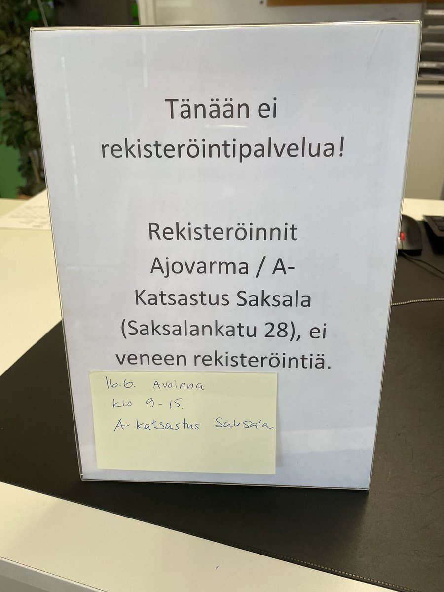 NinaTick's tweet photo. Ajelin Lahteen rekisteröimään hankinnan, kun ei tehty varmenteella. Yllättäen ei onnistunut Laatukadulla. Siitä Saksalankadulle, josta porukka lähtenyt hyvin ansaitulle vknlopulle jo ennen klo 15. Sitten kolmanteen paikkaan, jossa ei osattu. @TraficomFinland #ajovarma https://t.co/DaZV96eOlL
