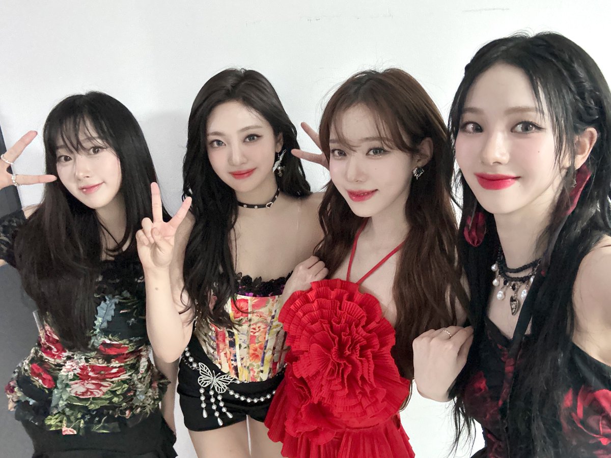 aespa_official's tweet photo. MYs are too Spicy for my heart ✨🖤💐

#aespa #æspa #에스파
#롯데면세점패밀리콘서트 #2023FAMCON
#LOTTEDUTYFREEFAMILYCONCERT https://t.co/cqK5t8O2cl