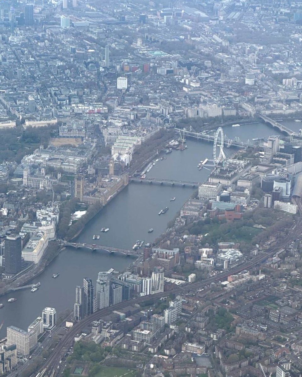 ACS_AIRCHARTER's tweet photo. Matt captured some great aerial shots of London and London City Airport, when flying home to the capital after flight repping a charter - https://t.co/u5ZYVKntng #grouptravel #aircharter #travel #ACSLON #aviation https://t.co/zuRDWzzXh3
