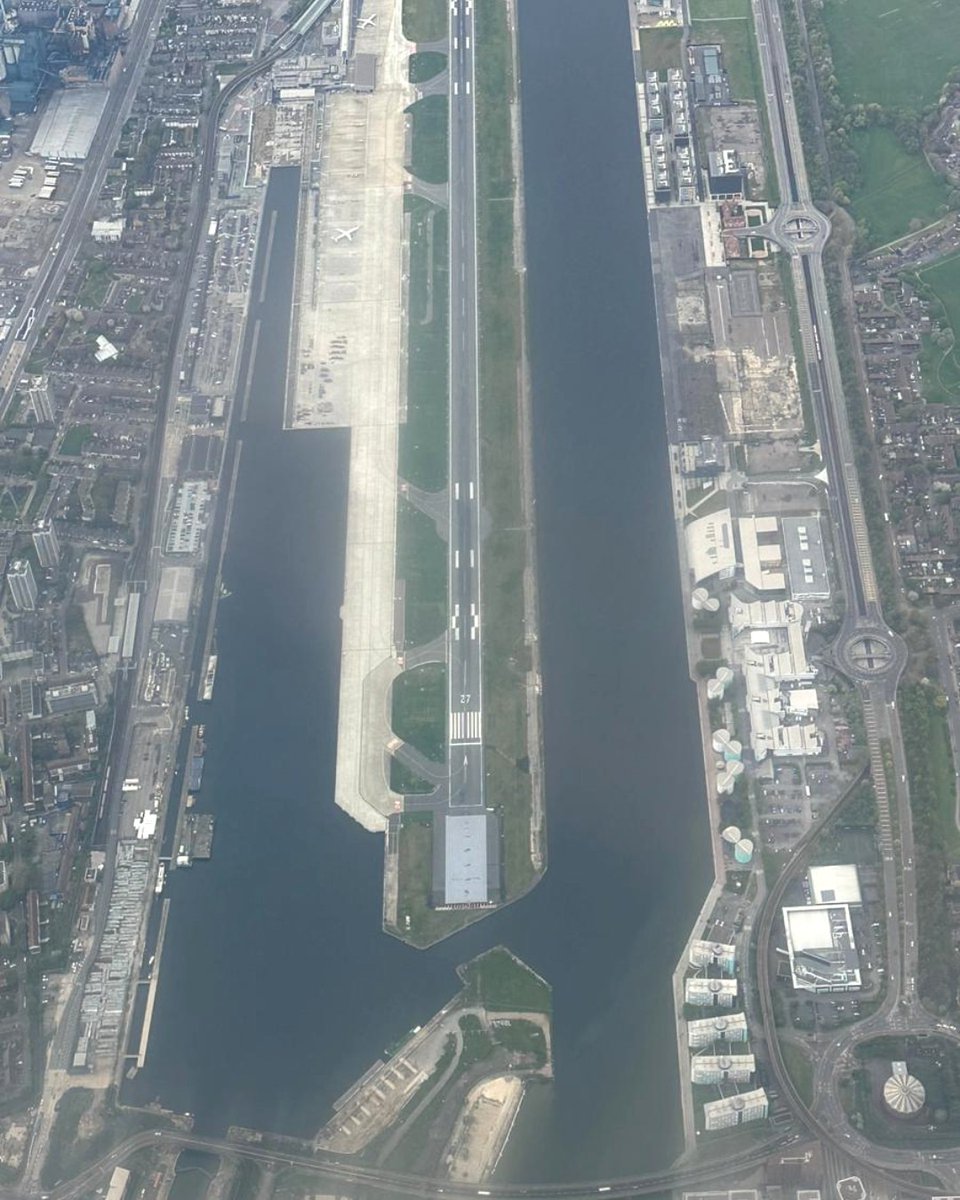 ACS_AIRCHARTER's tweet photo. Matt captured some great aerial shots of London and London City Airport, when flying home to the capital after flight repping a charter - https://t.co/u5ZYVKntng #grouptravel #aircharter #travel #ACSLON #aviation https://t.co/zuRDWzzXh3