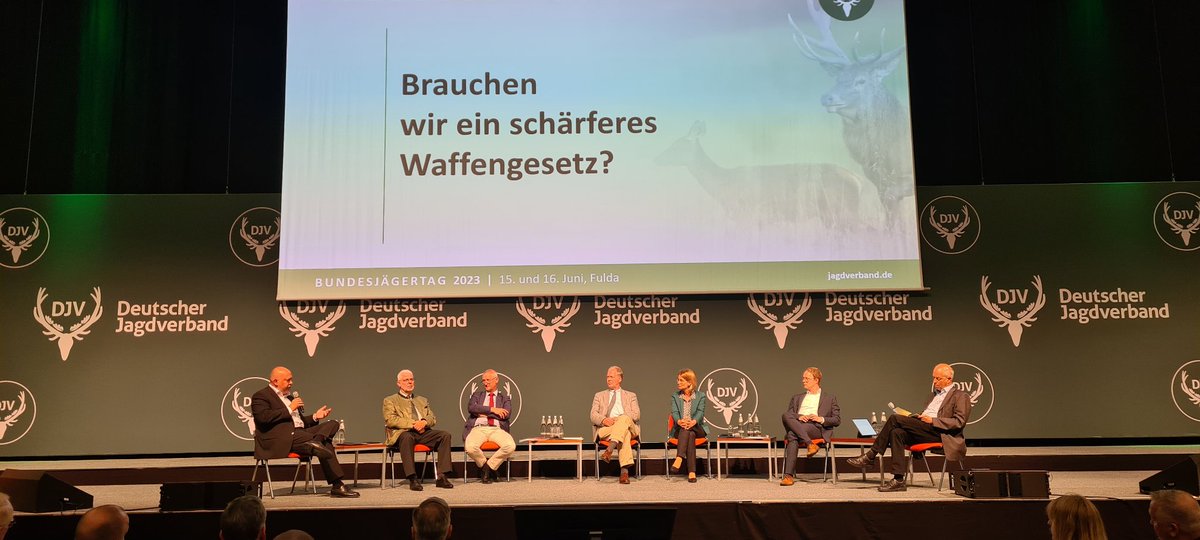 Der <a href="/winkelsdorf/">Lars Winkelsdorf</a> diskutiert beim <a href="/JagdverbandDJV/">DeutscherJagdverband</a> gewohnt engagiert &amp; kundig über Vollzugsdefizite im #Waffenrecht. Falsche Gewichtung bei Gesetzen &amp; Behörden, die gegen millionenfach illegalen Waffenbesitz kaum wirksam sind, symbolpolitisch dafür auf legale Waffenbesitzer zielen.