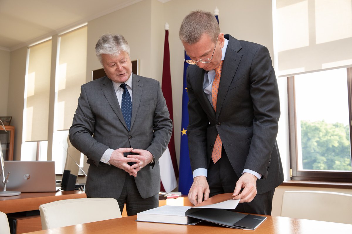 16. jūnijā, izpildot tautiešu lūgumu, nodevu ārlietu ministram un jaunievēlētajam Valsts prezidentam <a href="/edgarsrinkevics/">Edgars Rinkēvičs</a> Ulda Lotes un Karīnas Mieriņas enciklopēdisko izdevumu "Latvian-Canadian Art, Music and Letters".
Grāmatai atbalsts arī no <a href="/LV_Canada/">Latvia 🇱🇻 in Canada</a> 
Visi foto: <a href="/Arlietas/">Ārlietu ministrija 🇱🇻 | #atbalstuUkrainu 🇺🇦</a>