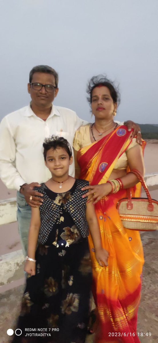 ProfSubashNayak's tweet photo. #ଭୁବନ
ଶେଷ #ରଜ ରେ ମୋ ଧର୍ମପତ୍ନୀ @SahooTulasi ଓ ଝିଅ #ଲକି https://t.co/28TrUemnbe