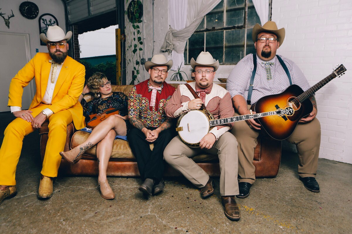 LR_Sessions's tweet photo. 🎶 Attention, music lovers! 🎻 Mark your calendars for July 27th at 8 PM CST / 9 PM EST, because you won't want to miss the incredible performance of The Po' Ramblin Boys on WKYU 24.1! 🎶📺 Get ready to be captivated by their soulful tunes and mesmerizing melodies.  # #WKYU241 https://t.co/bz8yYdRTcM