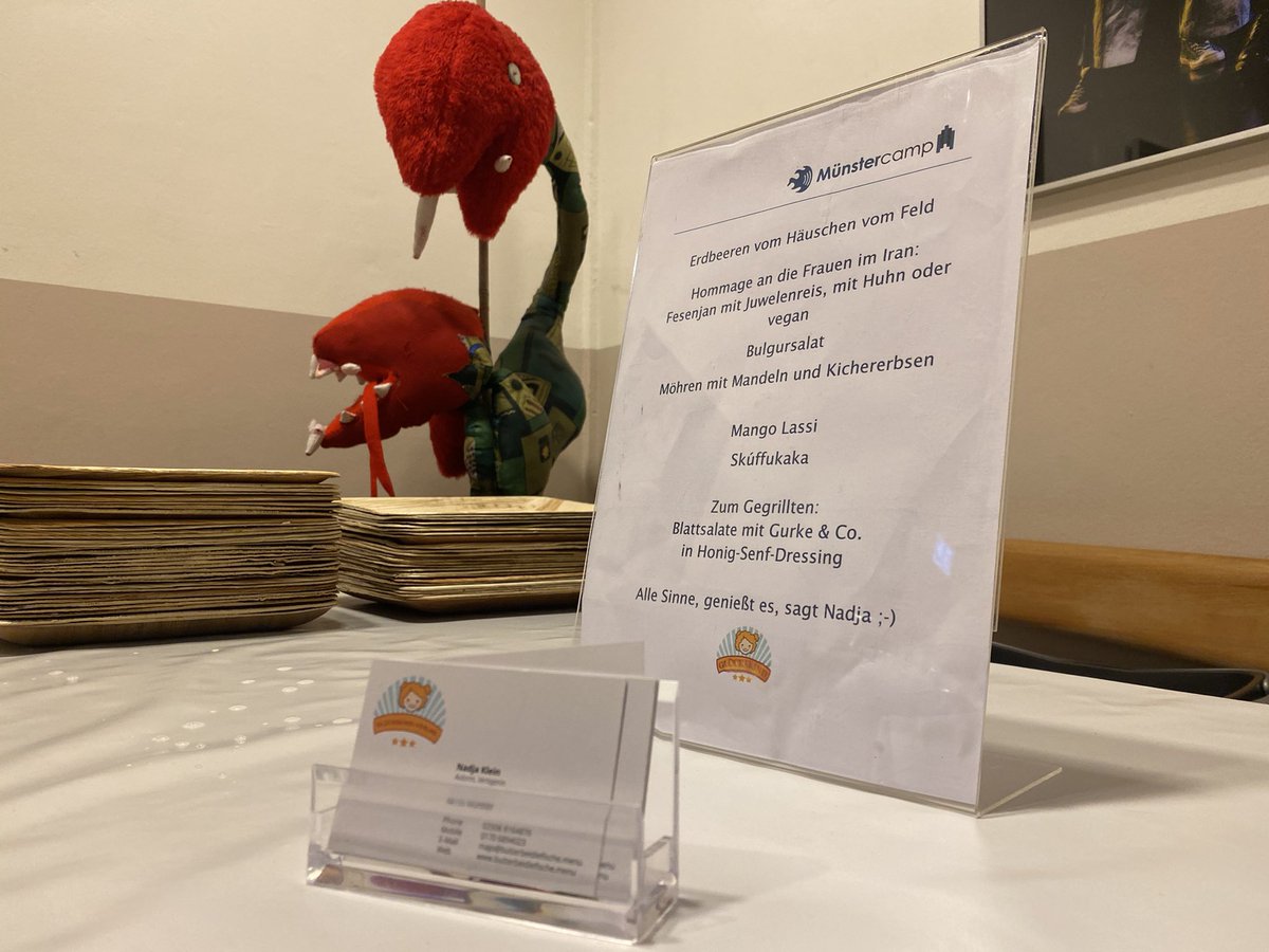 Mittagessen beim #MSCamp23 - unsere Caterin Nadja hat aufgetischt und Mark Bourichter von unserem Sponsoren <a href="/husare_/">husare gmbh</a> weiß aus Erfahrung, wie lecker das ist ;-)