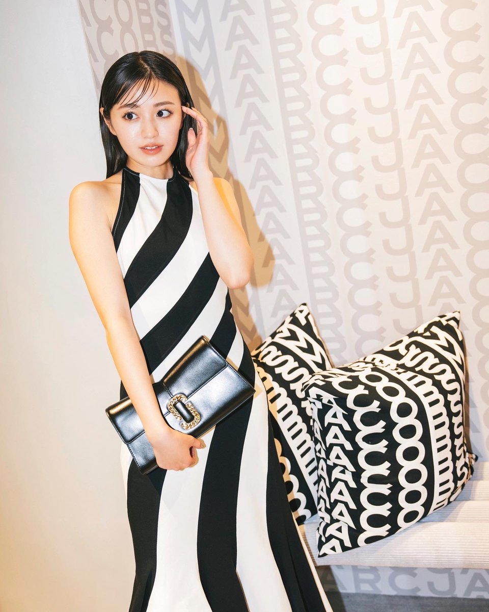 MARC JACOBS ST.MARC🦓

2016年のランウェイで話題となったバッグ「セント マーク」からインスパイアされ、よりモードになったST. MARCが新たに発売されました🎱

色々なシチュエーションで使いたくなるモードなデザインとMシェイプの形がエレガントで素敵なの♡
#marcjacobs