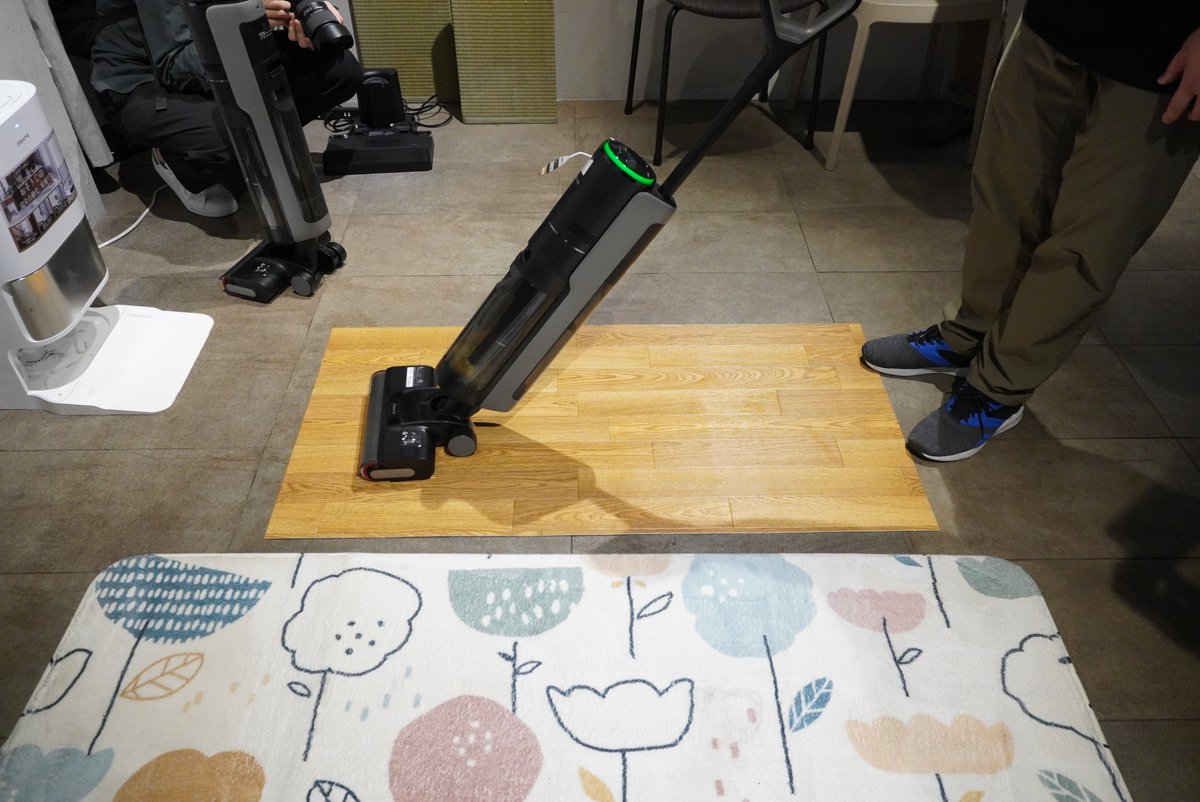 REOTANnoheya's tweet photo. ドリーミーの新製品体験交流会に参加してきました🫡
ハイエンドロボット掃除機を中心とする計6モデルが発表され、どの製品もとっても魅力的♪
個人的に水拭きコードレス掃除機「H12 Pro」がめちゃめちゃ気になりました!ペットの粗相や落とした卵もスッポリ吸い込んでくれます🧹
#dreame #DreamBot https://t.co/3BM3eXi4S7