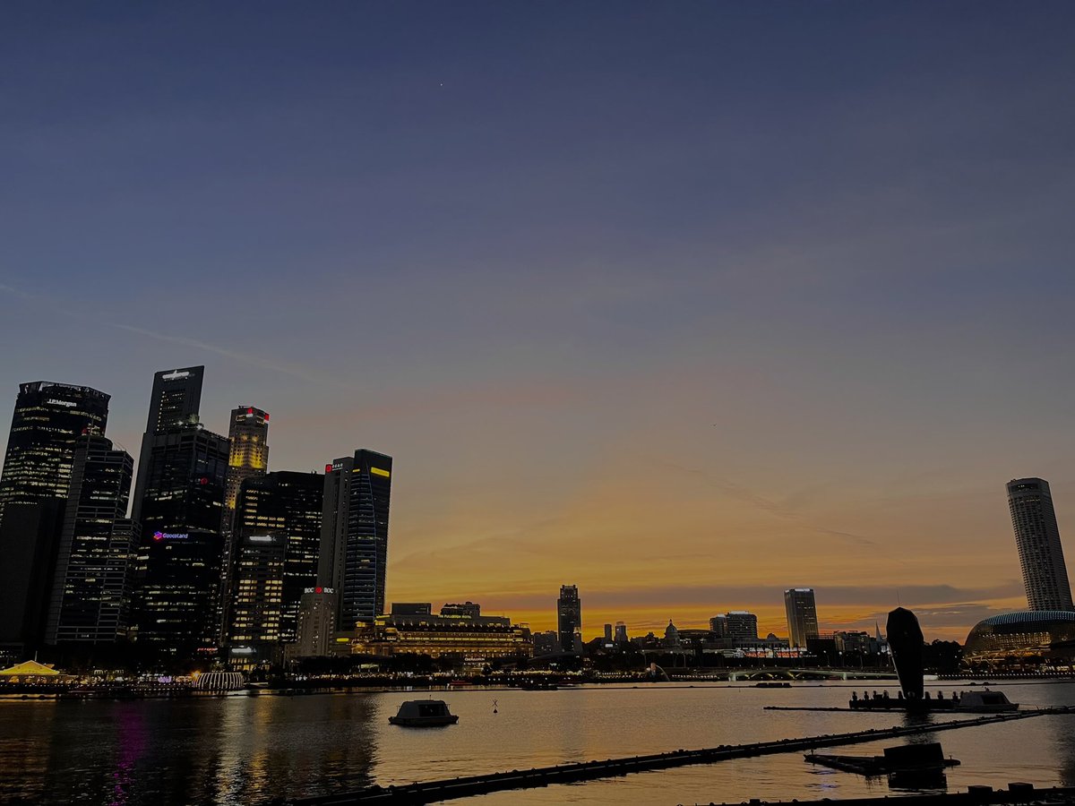 jobeetweets's tweet photo. Living for this moment.
Chasing sunset.
#singapore #marinabaysands #sunset https://t.co/1xzmyTeoso