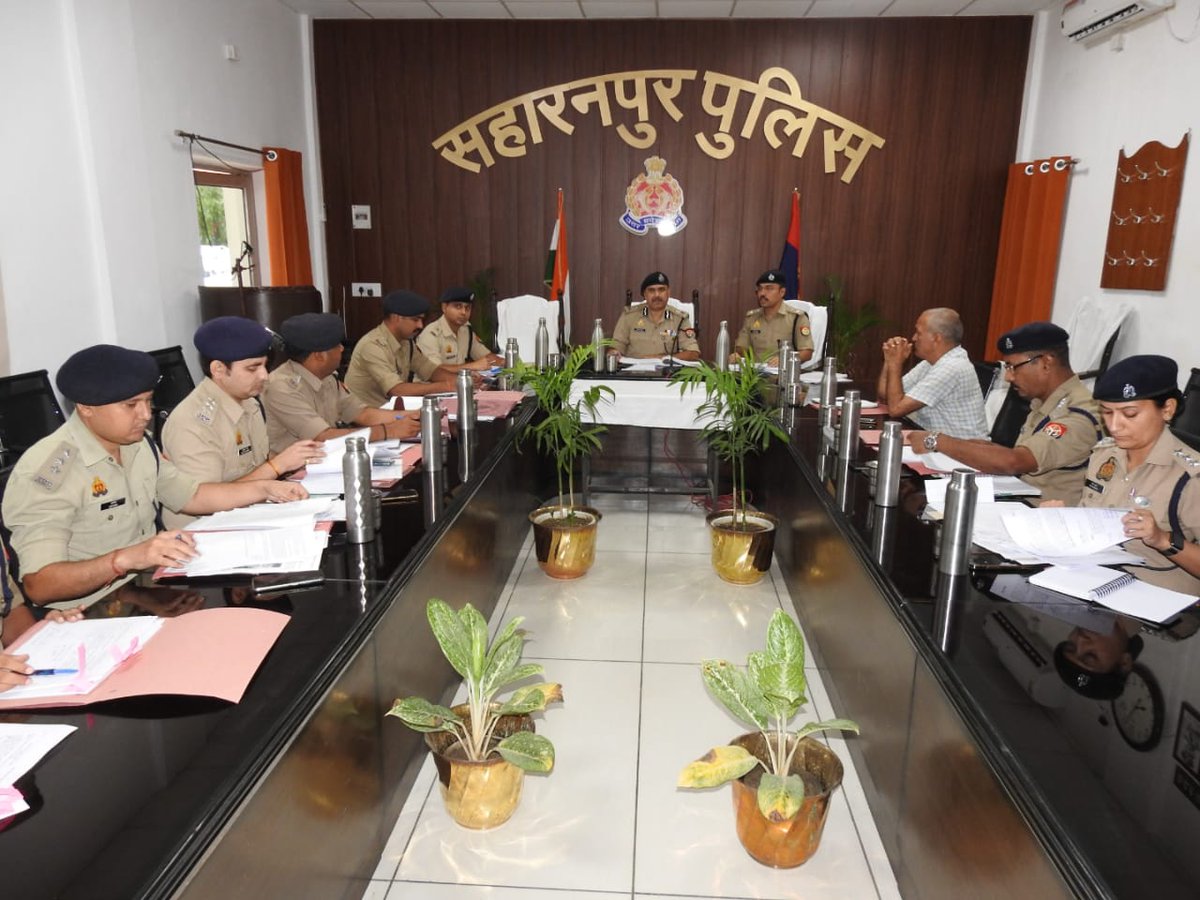 सहारनपुर 

एडीजी मेरठ जोन राजीव सब्बरवाल मेरठ द्वारा पुलिस लाईन, स्थित सभागार मे वरिष्ठ पुलिस अधीक्षक ङा विपिन ताङा सहारनपुर व जनपद के सभी राजपत्रित पुलिस अधिकारियों के साथ आगामी कांवड यात्रा व ईद उल जुहा की तैयारियों के सम्बन्ध मे गोष्ठी की गई एवं आवश्यक दिशा निर्देश दिये गये।