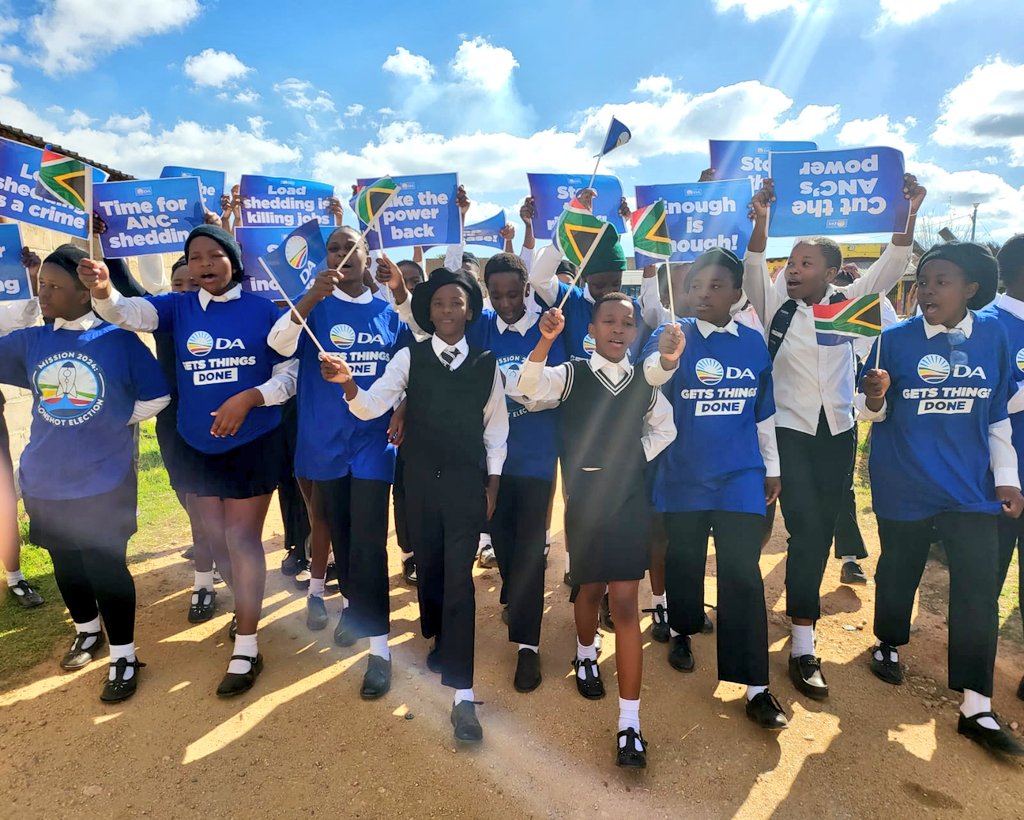 DA_Mpumalanga's tweet photo. 📌Mangosuthu 

🇿🇦 Commemorating #YouthDay in Mkhondo Constituency.

The youth of SA are facing an unprecedented crisis, with youth unemployment soaring to 60%.

Play your part to save South Africa. Get help registering to vote at https://t.co/hvTRuwlMEG. 

#PowerToTheRegistered https://t.co/BqjNIKMvvG