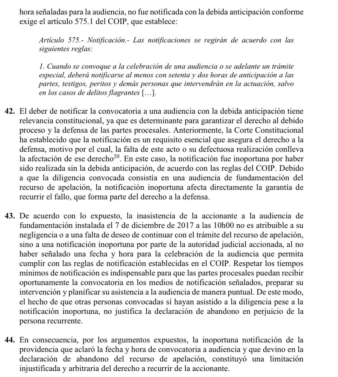 VeronicaLHM's tweet photo. 🔵Sentencia No. 265-18-EP/23 

▶️ Caso de afectación al derecho a la defensa en la garantía de recurrir.

🔺Un juez emitió una providencia en la que rectificó la fecha y hora de la convocatoria a la audiencia y la notificó 20 minutos antes de que se celebre la audiencia.

🔘La CC recuerda que el deber de notificar la convocatoria a una audiencia con la debida anticipación tiene relevancia constitucional, ya que: 

⁃es determinante para garantizar el derecho al debido proceso y la defensa de las partes procesales. 

#LaCortedice que respetar los tiempos mínimos de notificación es indispensable para que las partes procesales puedan 

⁃Recibir oportunamente la convocatoria en los medios de notificación señalados
⁃Preparar su intervención 
⁃Planificar su asistencia a la audiencia de manera puntual