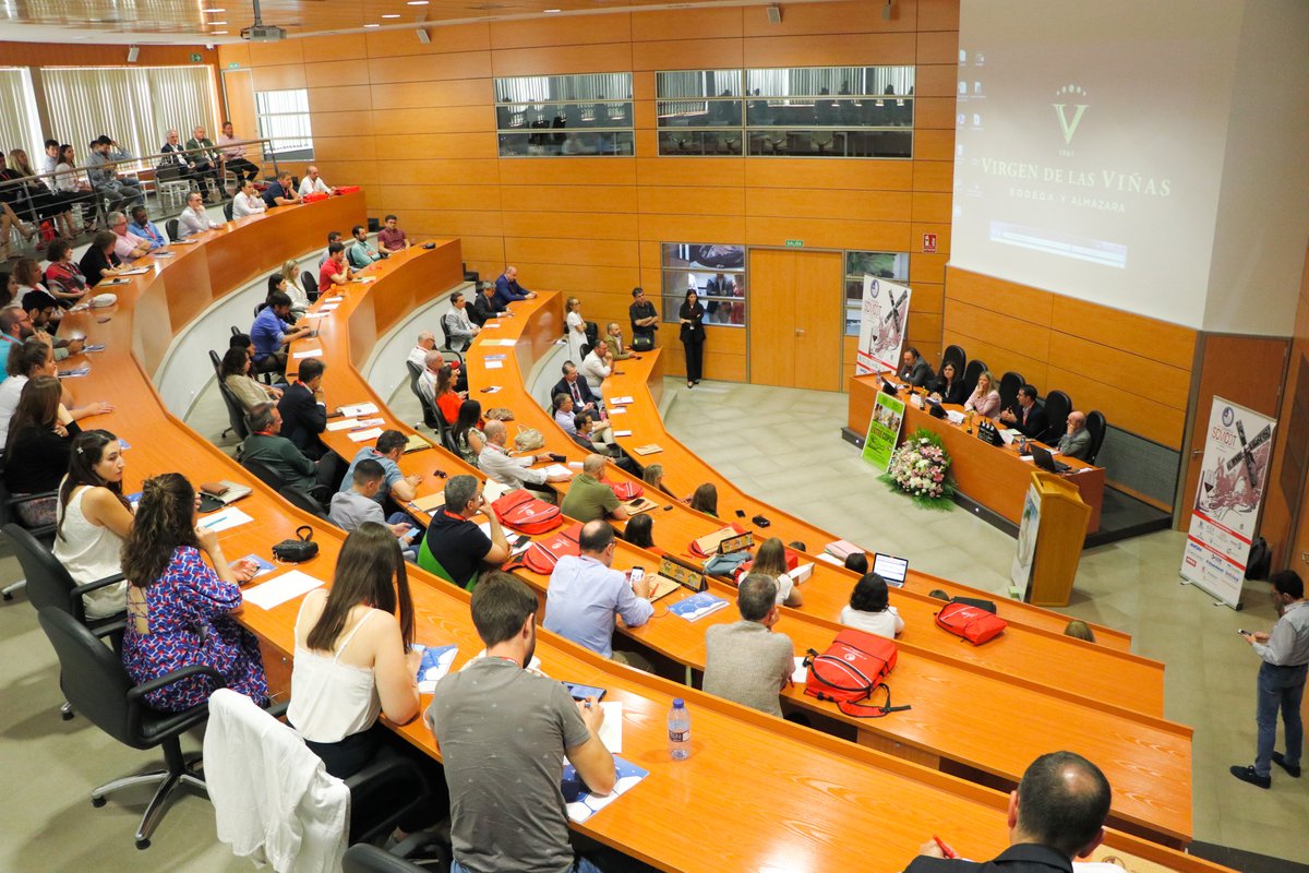 He asistido a la inauguración del Congreso de la Sociedad Castellano-Manchega de Cirugía Ortopédica y Traumatología que reúne a cerca de un centenar de especialistas en su trigésima edición y que se ha celebrado en Tomelloso. Enhorabuena por el trabajo desarrollado.