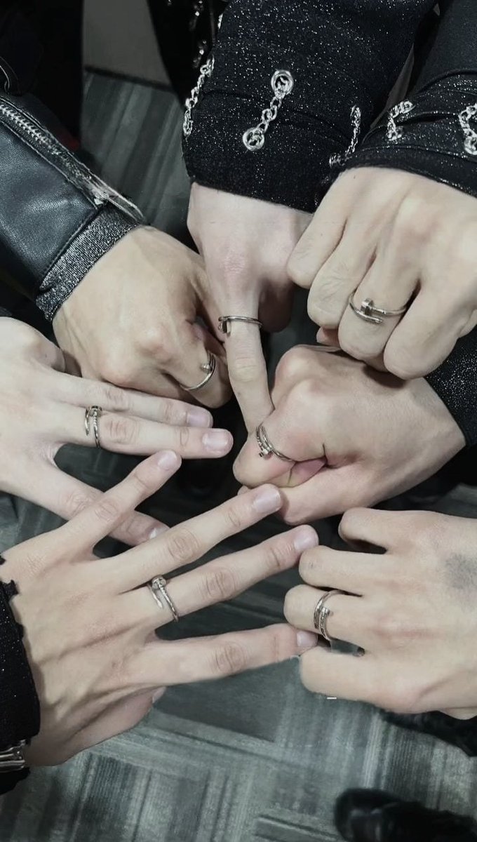 marknrt's tweet image. Friendship is an important thing in life, because friends are a place where we share whether it’s sadness or happiness, cheer before performing a concert on stage.